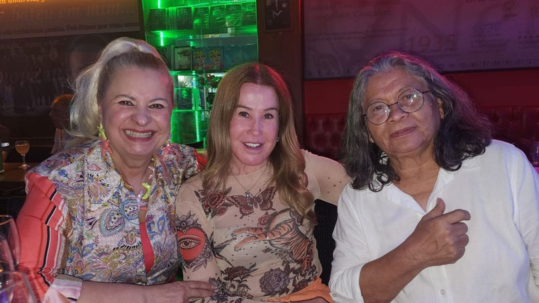 Zilu Godoy curte noitada com as amigas Lilian Gonçalves e Marlene Mattos